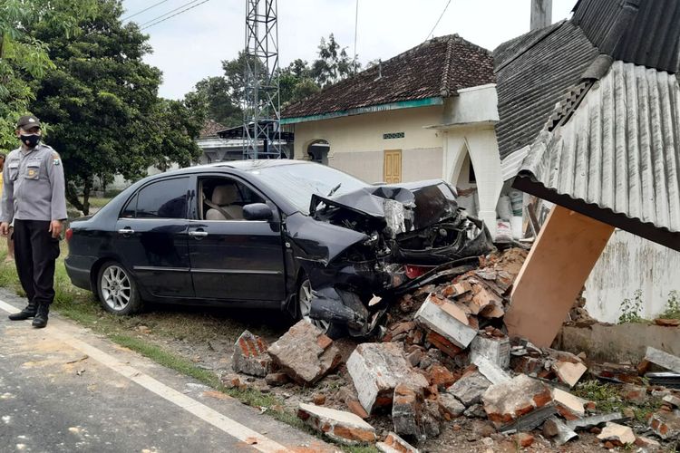 Mobil dinas milik Pengadilan Negeri Trenggalek menabrak tugu pembatas desa di Desa Kolomayan, Kecamatan Wonodadi, Kabupaten Blitar, Minggu (21/11/2021)