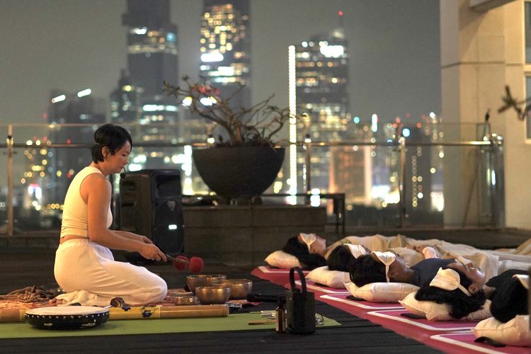 Praktik sound bath untuk melepas stres dan menenangkan pikiran yang disediakan Soulace Jakarta di Menteng, Jakarta Pusat, pada Jumat (19/9/2025).