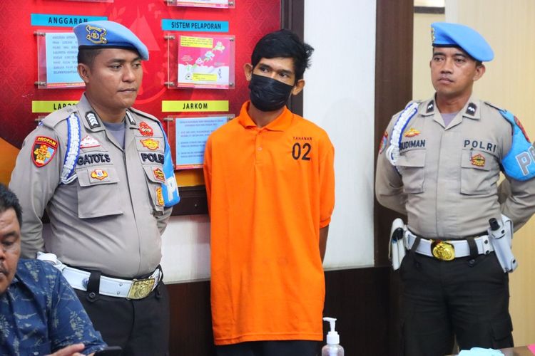 Pelaku pembunuh majikan, MI (27), saat dihadirkan dalam konferensi pers Polres Inhu di Riau, Selasa (2/5/2023).