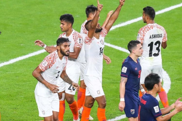 Para pemain Timnas India merayakan gol mereka ke gawang Timnas Thailand dalam pertandingan pertama Piala Asia 2019 di Abu Dhabi, 6 Januari 2019. 