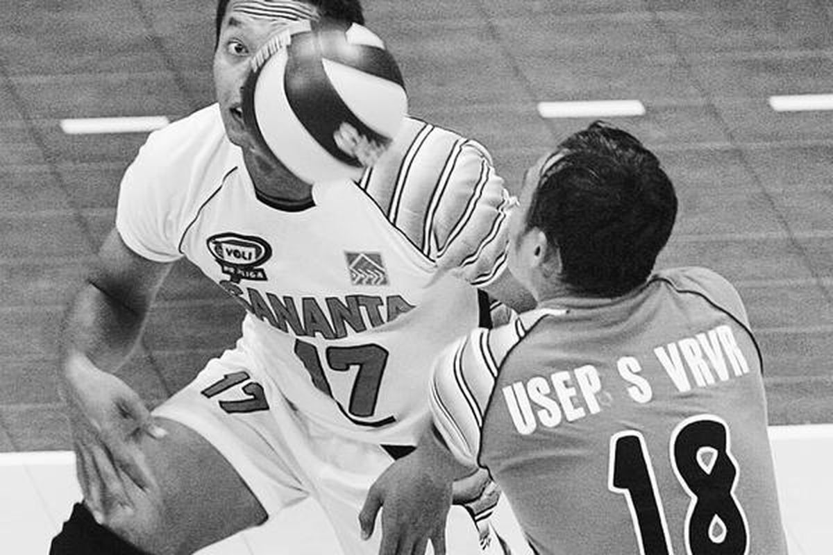 Libero Jakarta P2B Sananta, Usep Suparman (kanan), berusaha mengembalikan bola disaksikan Joko Murdianto saat melawan Bantul Yuso Tomkins pada lanjutan Sampoerna Hijau Voli Proliga di Basket Hall Senayan, Jakarta, Jumat (30/1).  