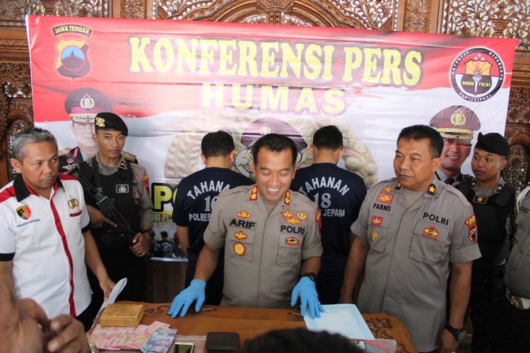 Kapolres Jepara AKBP Arif Budiman menunjukkan para pelaku aborsi saat konferensi pers di Mapolres Jepara, Selasa (2/10/2019).