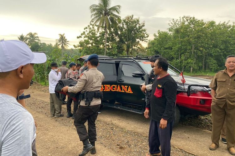 Pihak kepolisian membawa granat yang ditemukan di Goa Pindul, Gunungkidul, DI Yogyakarta. Selasa (27/2/2024). Granat langsung diledakkan sekitar 1 km dari lokasi penemuan