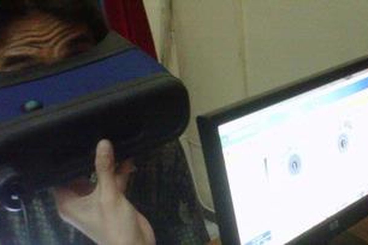 Alat pemindai retina untuk pembuatan KTP eletronik.