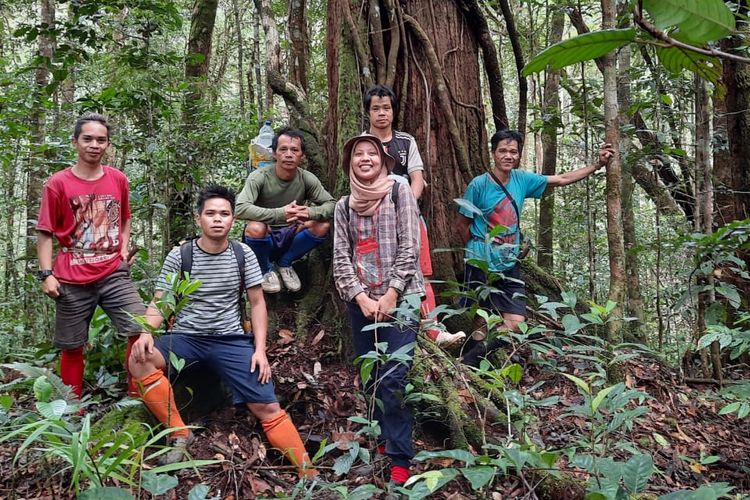 Zola perempuan penjelajah rimba saat berada di pedalaman hutan.