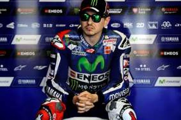 Pebalap Movistar Yamaha asal Spanyol, Jorge Lorenzo, duduk di paddock Sirkuit Jerez pada sesi latihan bebas hari pertama GP Spanyol, Jumat (22/4/2016).