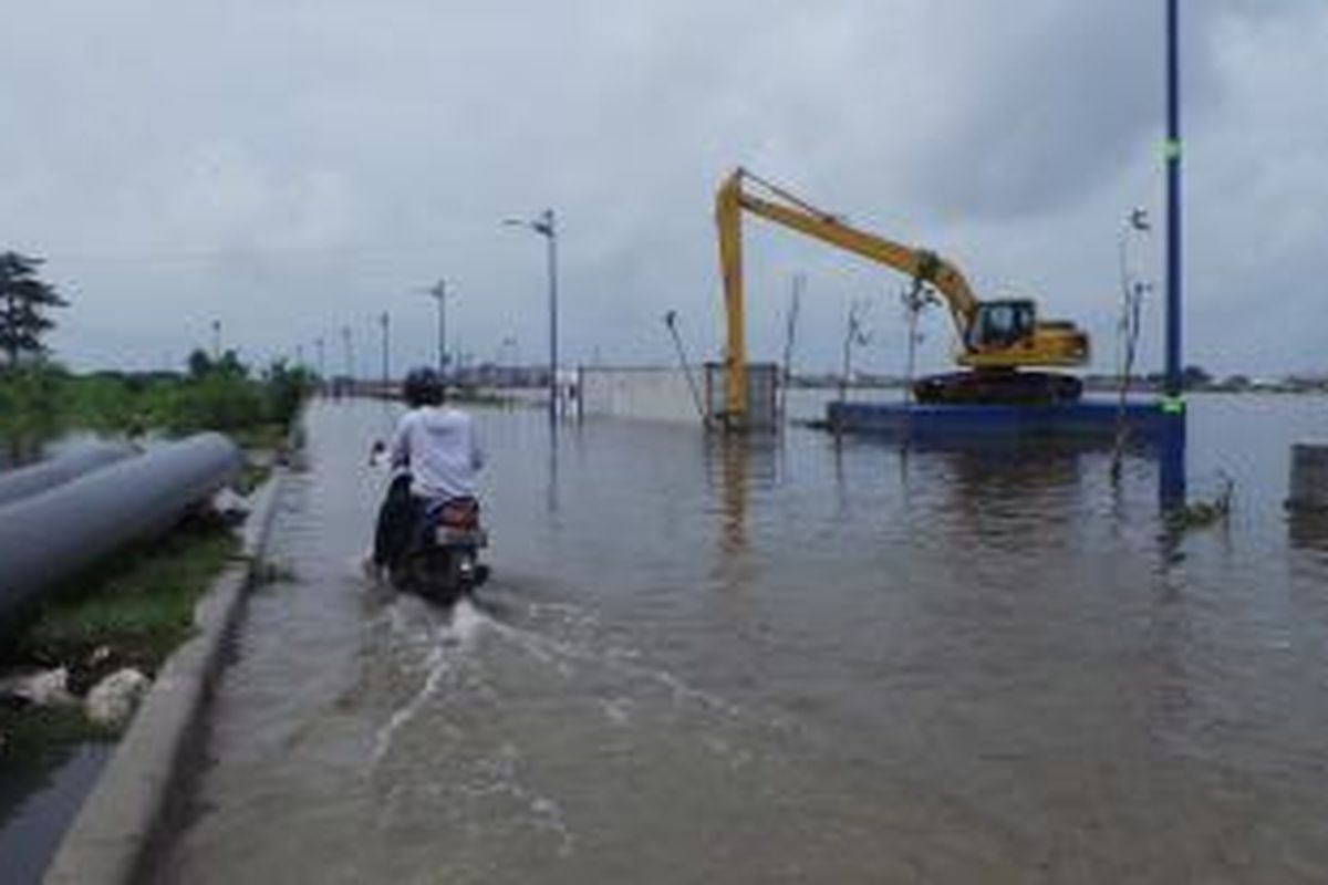 alan Inspeksi Waduk Pluit terendam banjir mulai 20cm sampai 50cm. Selasa (10/2/2015)