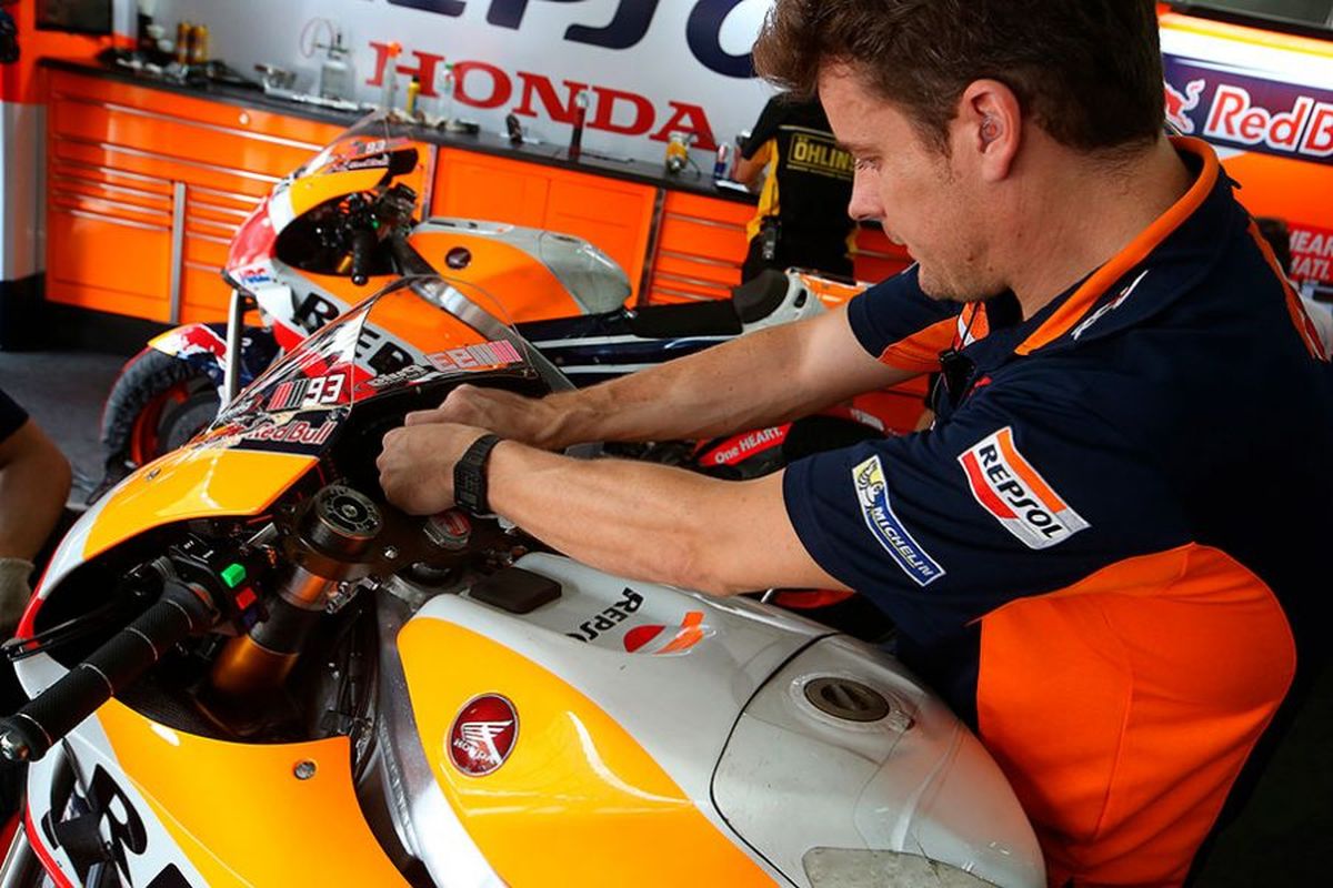 Merakit motor balap MotoGP