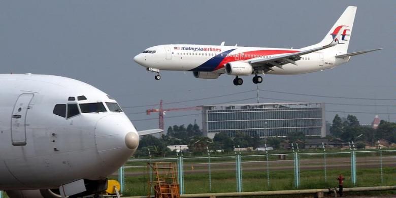 Pesawat Malaysia Airlines mendarat di Bandara Soekarno-Hatta, Tangerang, Banten, Minggu (26/5/2013).