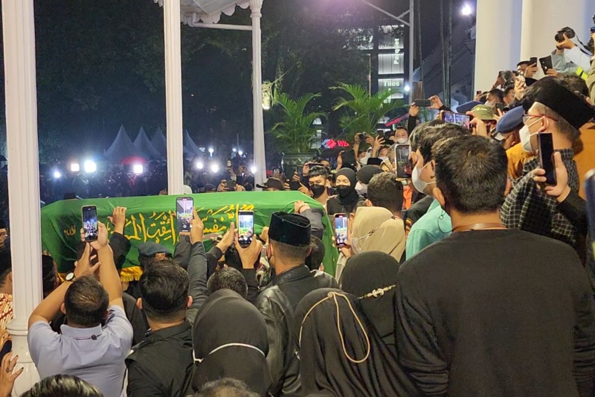 Jenazah putra sulung Gubernur Jawa Barat Ridwan Kamil, Emmeril Kahn Mumtadz (Eril) saat tiba di Gedung Pakuan, Kota Bandung  Jawa Barat, Minggu (12/6/2022).