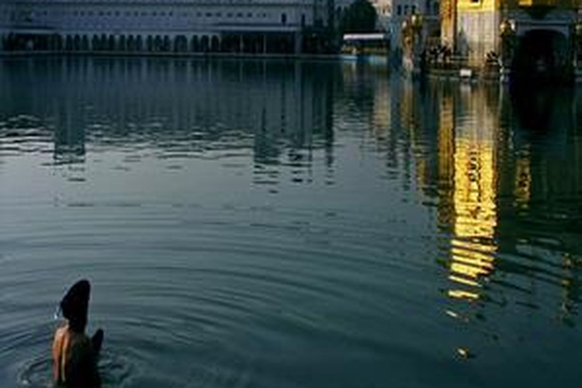 Mencelupkan diri dalam air danau suci. 