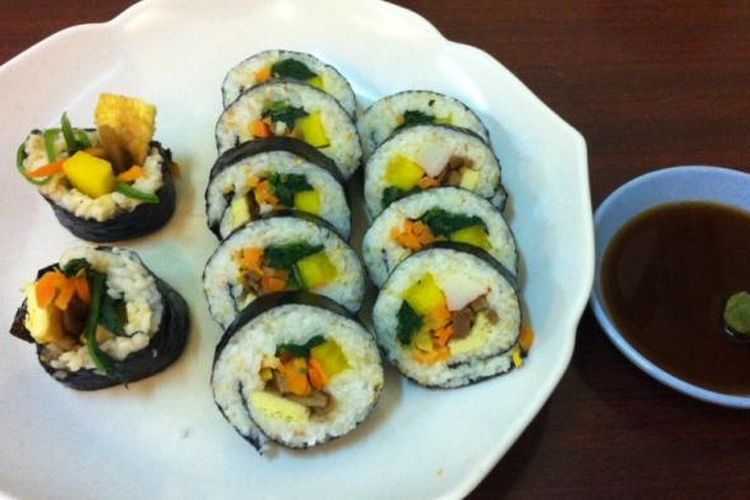 Kimbab, nasi gulung Korea berbeda dengan sushi Jepang karena lebih besar dan diisi dengan sayuran, lobak kuning, daging sapi dan daging kepiting