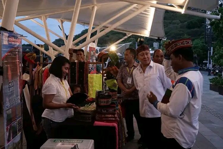 Foto : Pelaku UMKM memasarkan produk di Kampung Ujung, Labuan Bajo, Sabtu (17/12/2022)