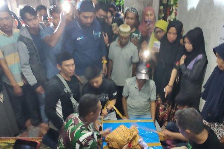 Jenazah Serda Muhammad Herdi Fitriansyah sudah berada di rumah duka di Jalan Mawar, Desa Perjiwa, Kecamatan Tenggarong Seberang, Kabupaten Kutai Kartanegara, Kalimantan Timur. 