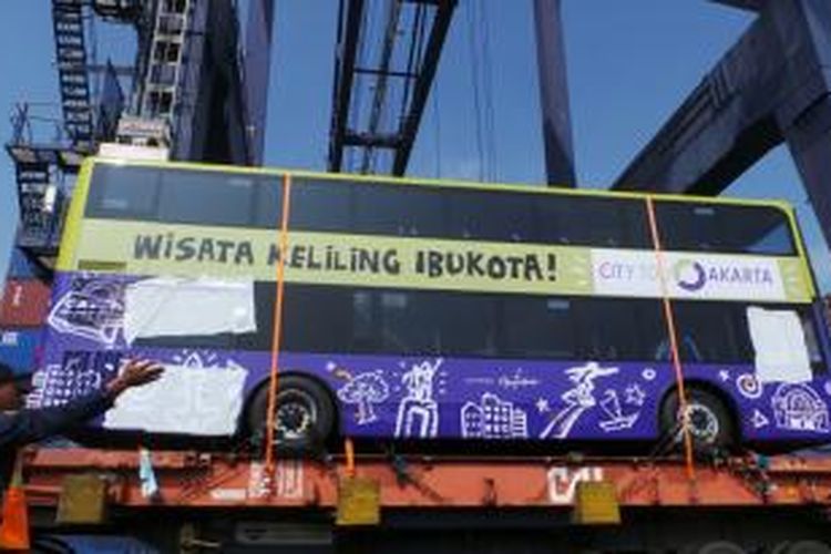 Bus tingkat diturunkan dari kapal pengangkut di Terminal 1 Jakarta International Container Terminal, Tanjung Priok, Jakarta Utara, Selasa (14/1/2014). Lima bus tingkat tersebut akan digunakan untuk mendukung kegiatan pariwisata Ibu Kota. 