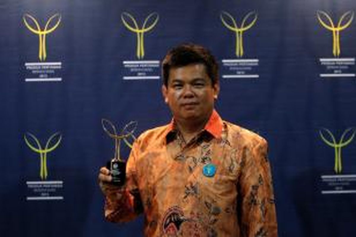 Rully Lesmana, pengusaha telur asin Surya Abadi dari Karawang menerima Anugerah Produk Pertanian Berdaya Saing 2013 kategori inovasi pasar peternakan di kantor Kementerian Pertanian Republik Indonesia, Jakarta Selatan, Kamis (28/11/2013).