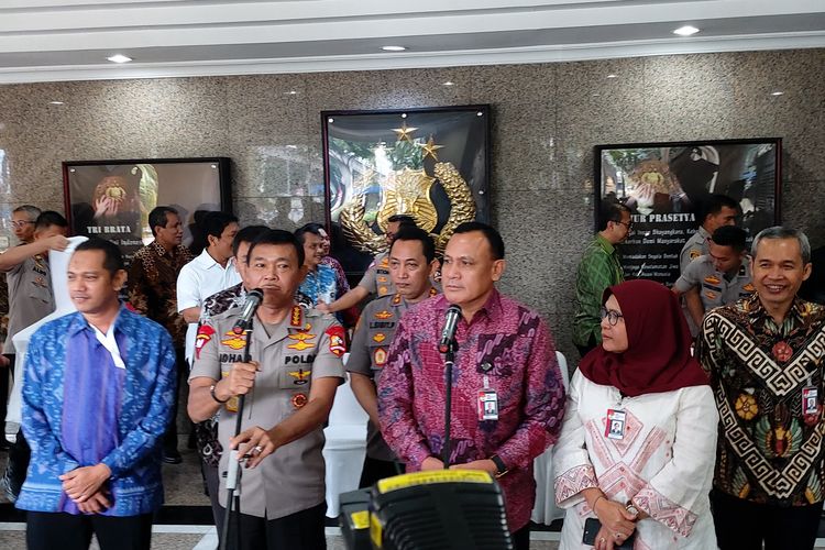 Kapolri Jenderal Pol Idham Azis dan Ketua KPK Firli Bahuri saat memberikan keterangan di Mabes Polri, Jakarta, Senin (6/1/2020).