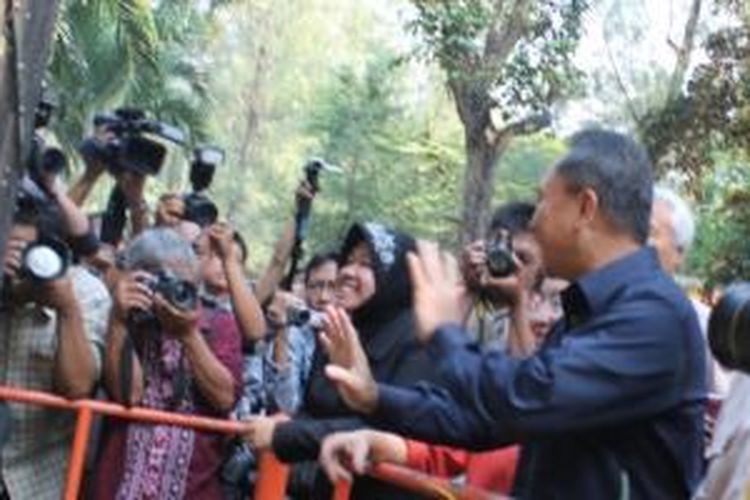 Menhut Zulkifli Hasan dan Walikota Risma meninjau kandang satwa Kebun Binatang Surabaya (KBS), Senin (18/8/2014).
