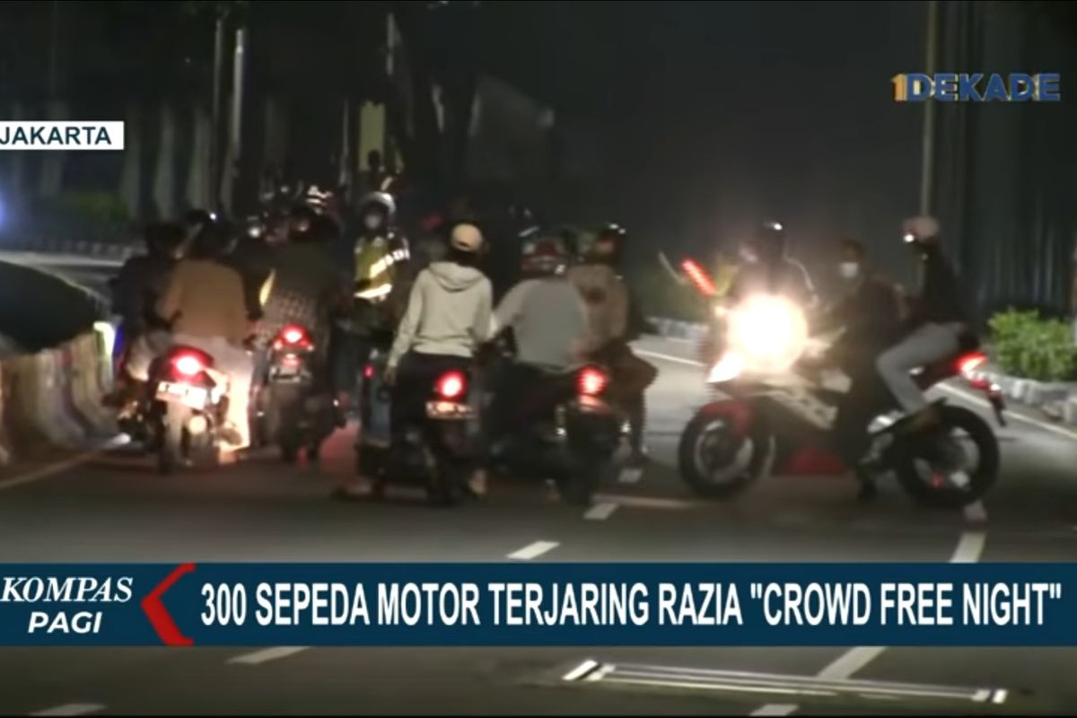 Sejumlah pengendara sepeda motor terlihat memutarbalikkan kendaraan mereka saat petugas mengadakan razia crowd free night di Bundaran Senayan, Minggu (19/9/2021) dini hari.
