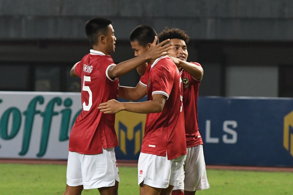 Pesepak bola Tim Nasional Indonesia U-19 Hokky (tengah) merayakan golnya ke gawang Tim Nasional Brunei Darussalam bersama rekan setimnya dalam laga penyisihan Grup A Piala AFF U19 2022 di Stadion Patriot Chandrabhaga, Bekasi, Jawa Barat, Senin (4/7/2022). ANTARA FOTO/Fakhri Hermansyah/wsj.