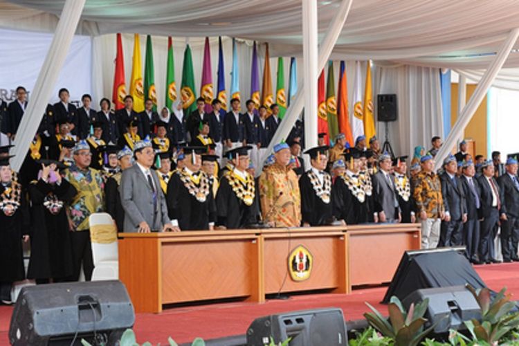 Wakil Gubernur Jawa Barat Deddy Mizwar menghadiri upacara Penerimaan Mahasiswa Baru tahun ajaran 2018/2019 di Universitas Padjadjaran, Jatinangor, Sumedang, Senin (21/8/2017)