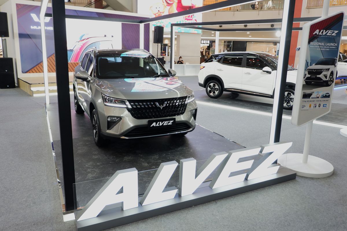 Melalui pameran ini, para konsumen dapat melihat secara langsung perpaduan desain yang stylish dan inovasi teknologi dalam satu SUV, Alvez, serta ragam produk inovatif dari Wuling lainnya di Mal Kelapa Gading 3.JPG