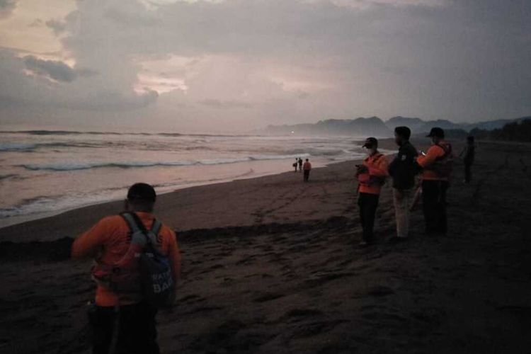 Tim SAR gabungan mencari korban tenggelam di di Pantai Sawangan, Surorejan Kecamatan Puring Kabupaten Kebumen, Jawa Tengah, Kamis (18/3/2021).