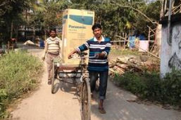 Seorang penjahit di sebuah desa di India menjadi orang pertama di komunitasnya yang memiliki kulkas, sesuatu yang telah ia impikan selama 10 tahun.