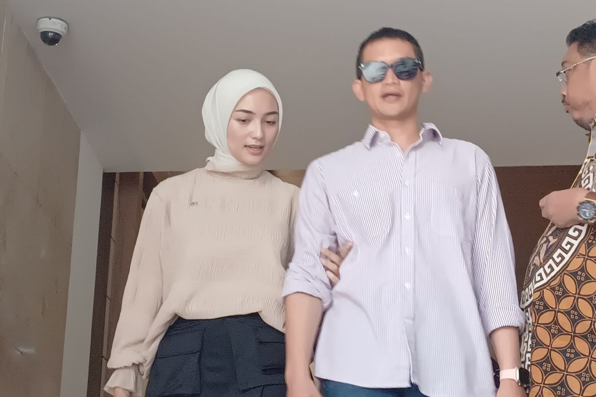 Pasangan artis peran Citra Kirana dan Rezky Adhitya usai menjalani gelar perkara khusus kasus dugaan penelantaran anak yang dilaporkan Wenny Ariani di Polda Metro Jaya, Jakarta Pusat, Kamis (7/11/2024).