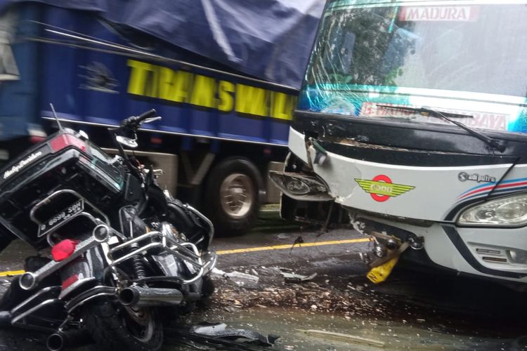 Foto: Kondisi Harley Davidson ketika adu banteng dengan bus di Jalan Hutan Baluran Situbondo pada Jumat (3/3/2023)