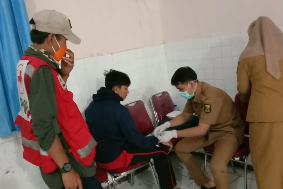 Seorang pasien mendapatkan penanganan medis di Puskesmas Sagaranten, Sukabumi, Jawa Barat, Senin.(25/10/2021).