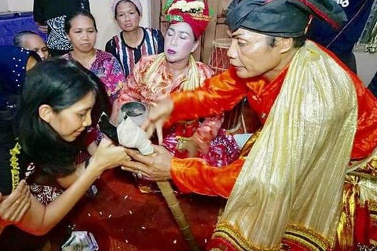 La Galigo memuat pedoman hidup bagi pendeta Bugis kuno, yang disebut Bissu. Bissu termasuk dalam golongan gender kelima, yakni bukan laki-laki atau perempuan.