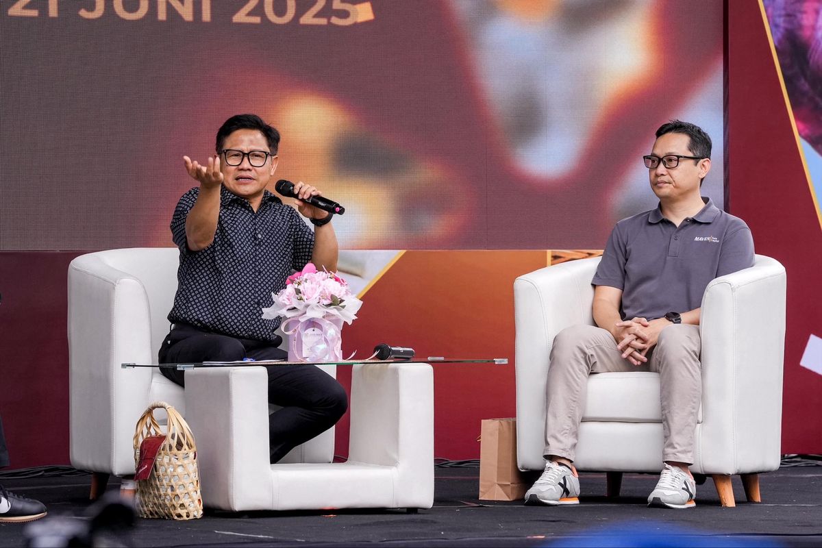 Menteri Koordinator Bidang Pemberdayaan Masyarakat (Menko PM) Abdul Muhaimin Iskandar atau Gus Imin (kiri) dalam gelar wicara Perintis Berdaya di Bandung, Jawa Barat, Sabtu (21/6/2025).