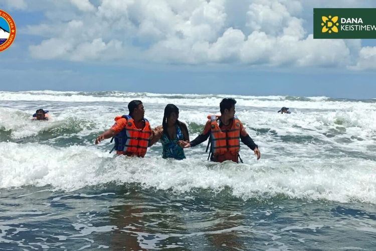 Penyelamatan wisatawan yang terseret ombak di pantai Parangtritis, Bantul. Senin (20/2/2023)