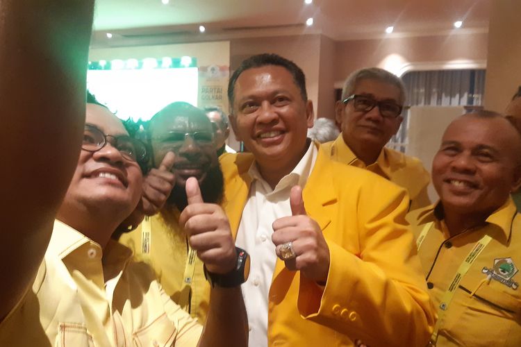 Wakil Bidang Koordinator Bidang Pratama Golkar Bambang Soesatyo (Bamsoet) melayami kader berselfie.