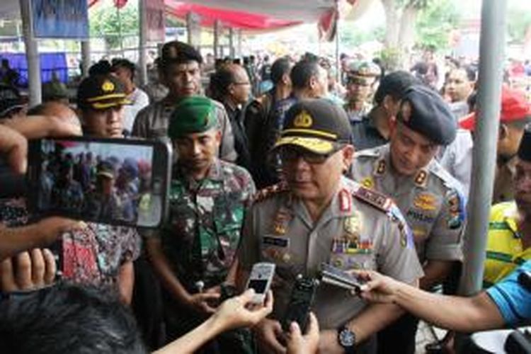 Kepala Polda Jawa TImur, Irjen Pol Anas Yusuf, meninjau langsung pelaksanaan pilkades serentak di 59 desa di Kabupaten Jember, Kamis (27/11/2014).