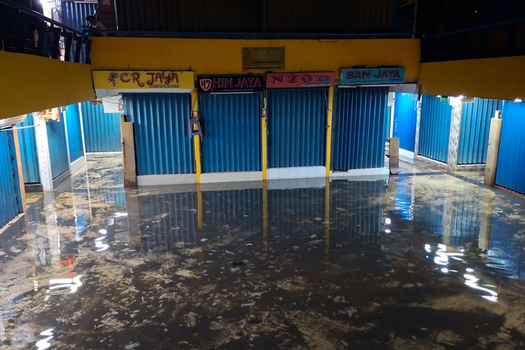Pasar Cipulir Terendam Banjir, Pedagang Selamatkan Barang Dagangan