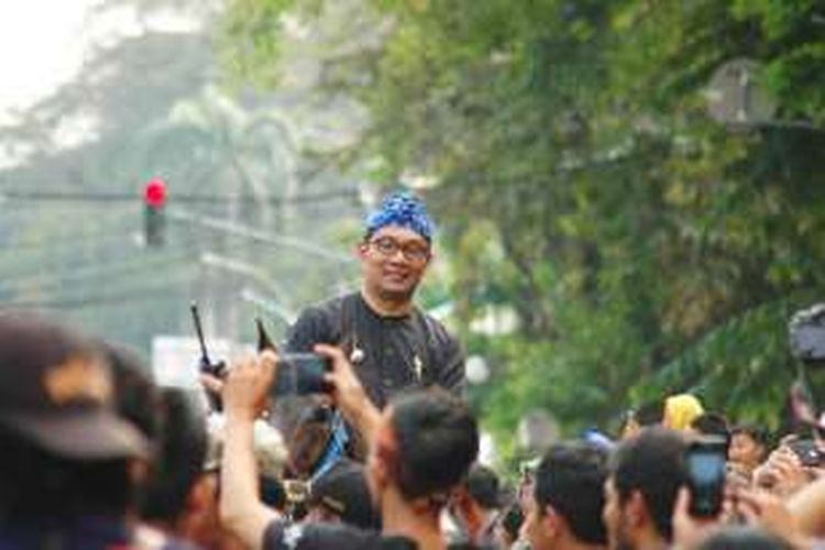 Wali Kota Bandung Ridwan Kamil menyapa ribuan warga Bogor saat menghadiri helaran (pawai) seni dan budaya dalam puncak acara Hari Jadi Bogor (HJB) ke-534, Minggu (5/6/2016).