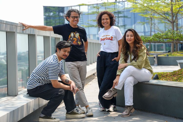 Derby Romero, Riri Riza, Mira Lesmana, Sherina Munaf (kiri ke kanan) berpose saat berkunjung ke Menara Kompas, Palmerah, Jakarta, Kamis (24/8/2023), untuk promo film ''Petualangan Sherina 2''.