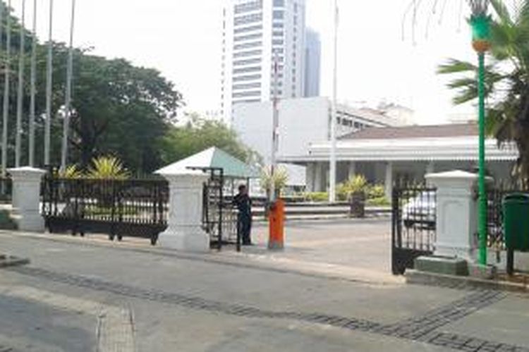 Suasana di depan Balaikota DKI Jakarta, Jalan Medan Merdeka Selatan, Jakarta Pusat, Rabu (1/10/2014).