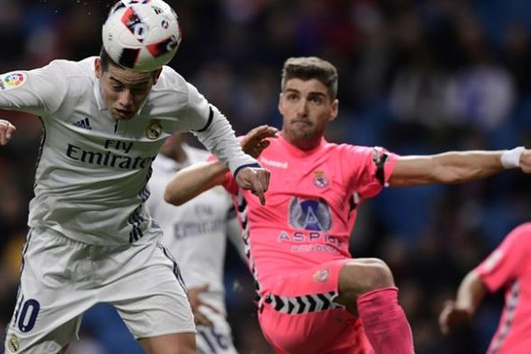 Gelandang Real Madrid, James Rodriguez (kiri), berduel dengan bek Cultural Leonesa, Ivan Gonzalez, untuk menyundul bola dan mencetak gol dalam pertandingan leg kedua babak 32 besar Copa del Rey di Stadion Santiago Bernabeu, Rabu (30/11/2016).
