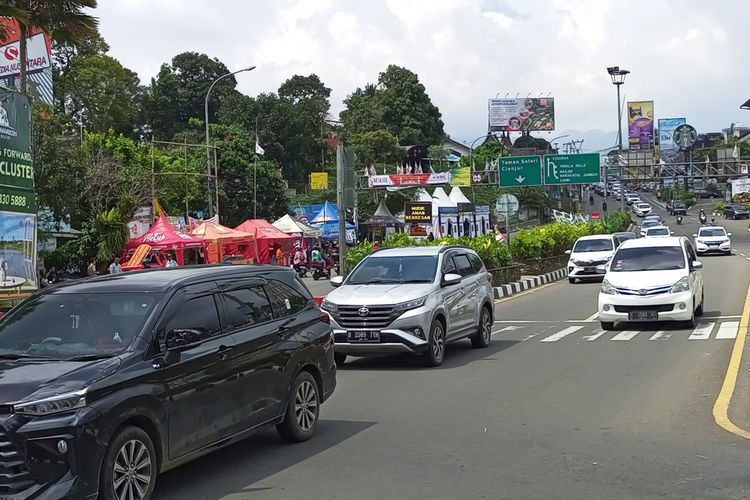 Situasi arus lalu lintas di Puncak Bogor, Jawa Barat, Minggu (23/4/2023).