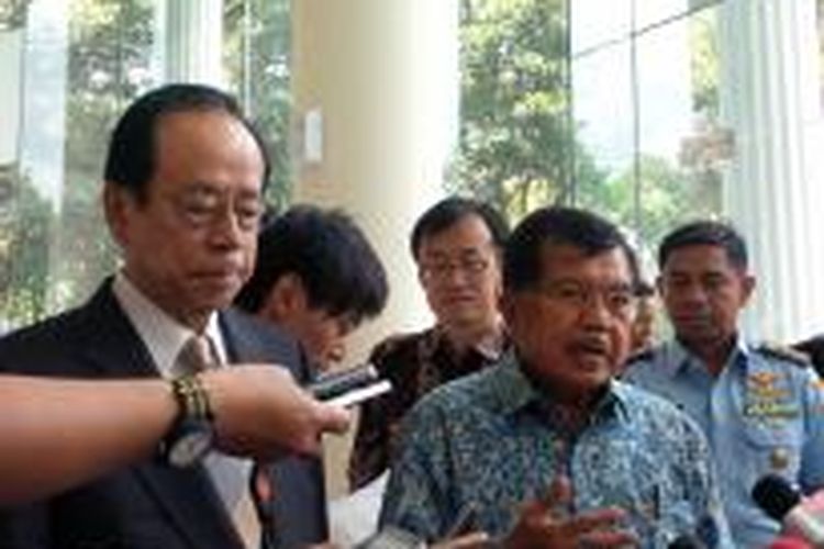 Wakil Presiden Jusuf Kalla seusai bertemu dengan Presiden Asosiasi Jepang Indonesia Yasuo Fukuda di Kantor Wapres Jakarta, Kamis (28/5/2015).