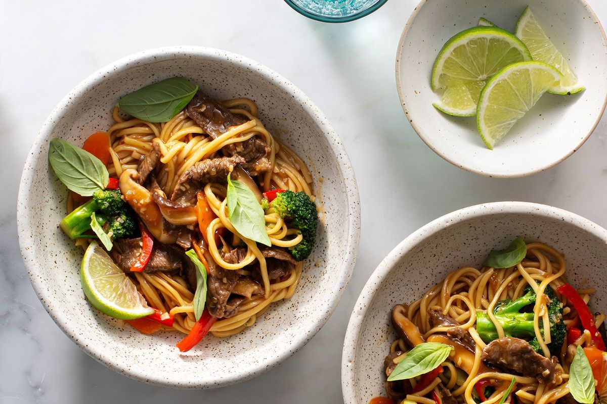 Ilustrasi mi goreng daging sapi.