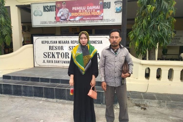 Nur Faidah (korban) dan saudaranya Sadik ketika melaporkan kehilangan uang Rp 25 juta akibat rumahnya digeledah Satpol PP dan Bea Cukai ketika melapor ke Polsek Arjasa pada Selasa (12/12/2023) lalu.
