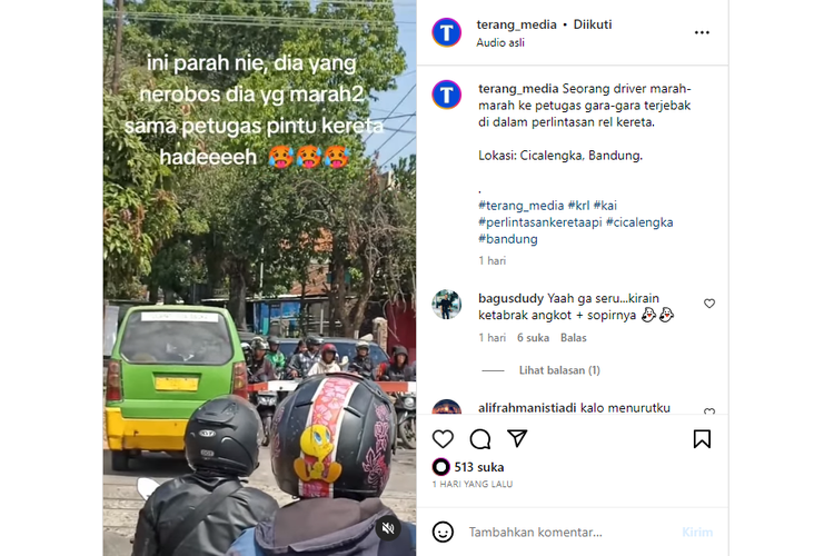 Tangkapan layar unggahan video bernarasi seorang sopir angkot marah ke petugas gara-gara terjebak di tengah perlintasan kereta api.