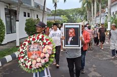 Buntut Foto Mesra, Warga Lumajang Demo Bawa Foto Ketua DPRD Disilang