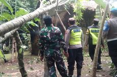 Viral Video Warga Sakit di Sumenep Ditandu Turuni Tebing Curam 80 Derajat