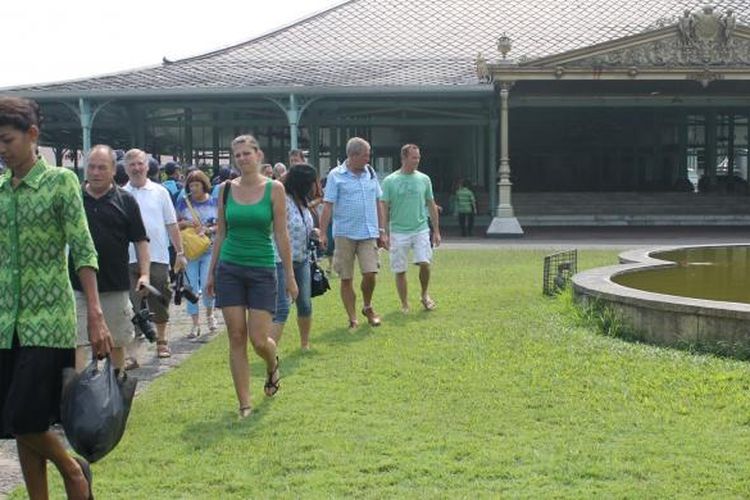 Sejumlah wisatawan domestik dan mancanegara mengunjungi Pura Mangkunegaran di Solo, Jawa Tengah.