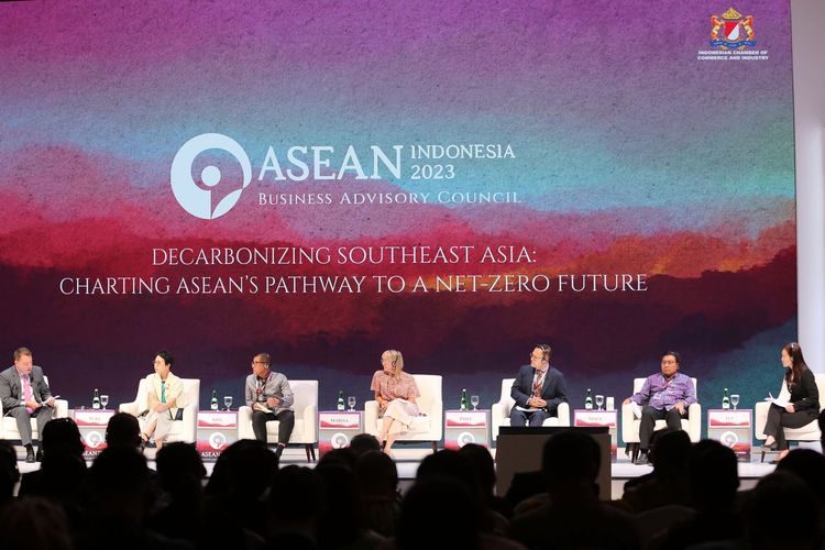 Direktur Utama PT Riau Andalan Pulp and Paper?unit operasional APRIL Group?Sihol Aritonang menjadi salah satu pembicara pada sesi panel ?Decarbonizing Southeast Asia: Charting ASEAN's Pathway to a Net Zero Future?  dalam ajang ASEAN Business Investment Summit (ABIS) di Jakarta, Minggu (3/9/2023). 